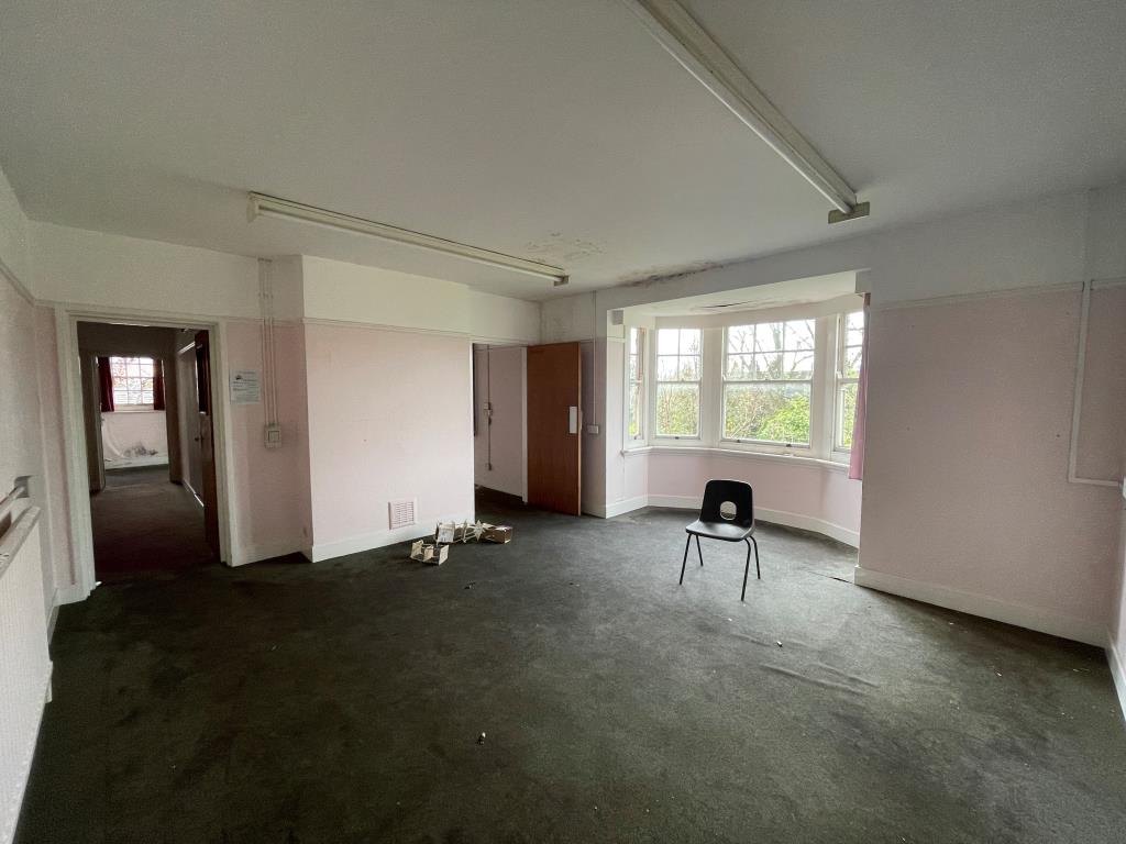 Lot: 93 - DETACHED PERIOD BUILDING WITH POTENTIAL - First floor room